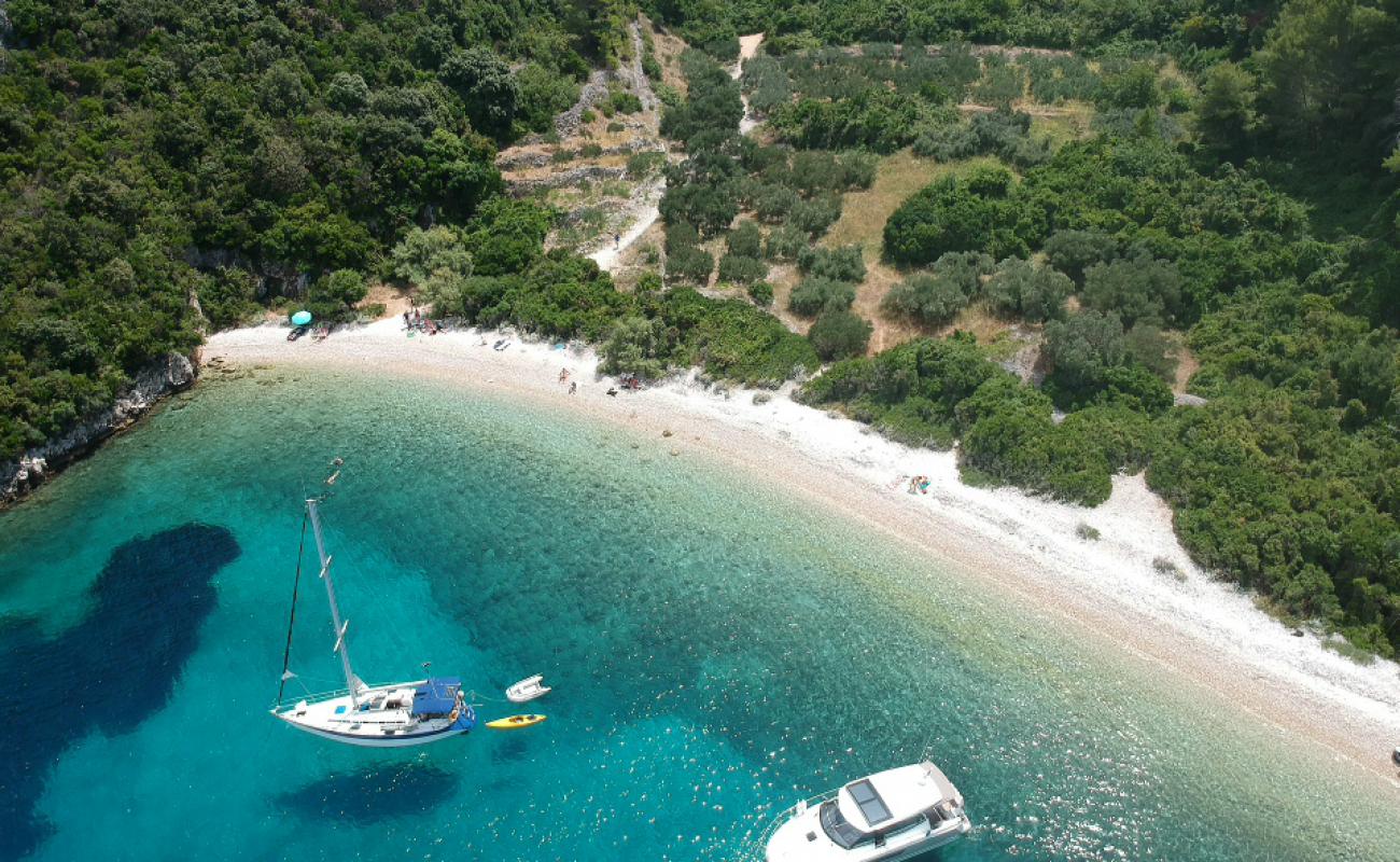 Samograd Bay'in fotoğrafı beyaz çakıl taş yüzey ile