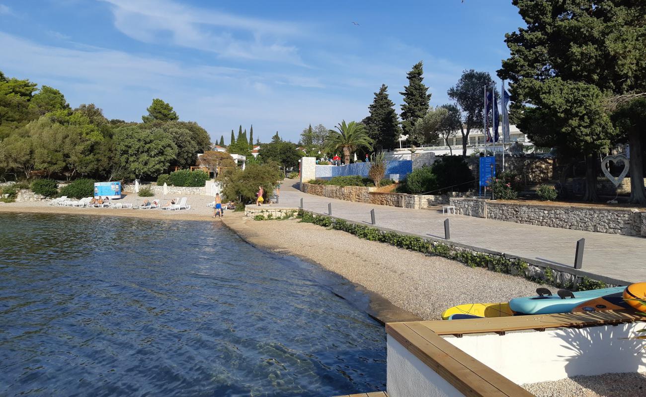 Punta Kriza beach'in fotoğrafı hafif çakıl yüzey ile