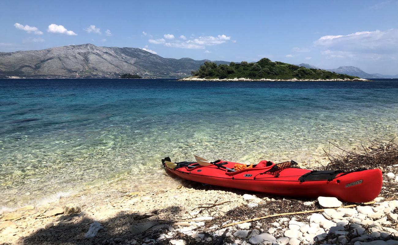 Domince beach'in fotoğrafı hafif çakıl yüzey ile