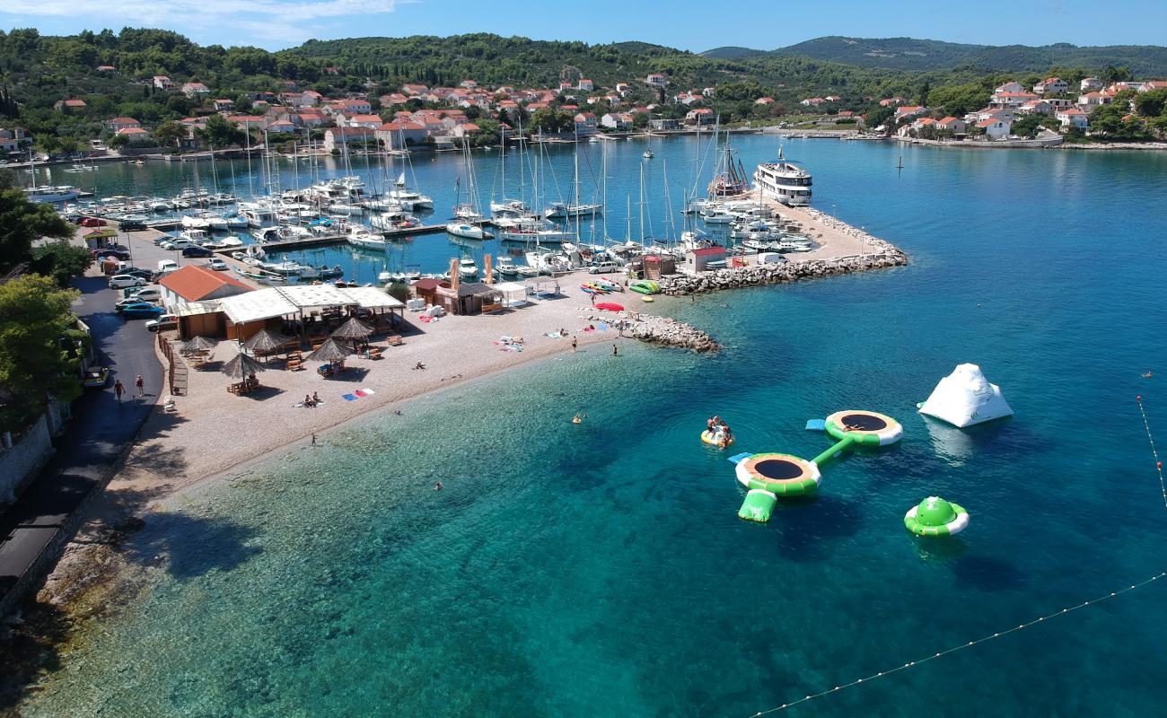 Prvi zal beach'in fotoğrafı hafif çakıl yüzey ile