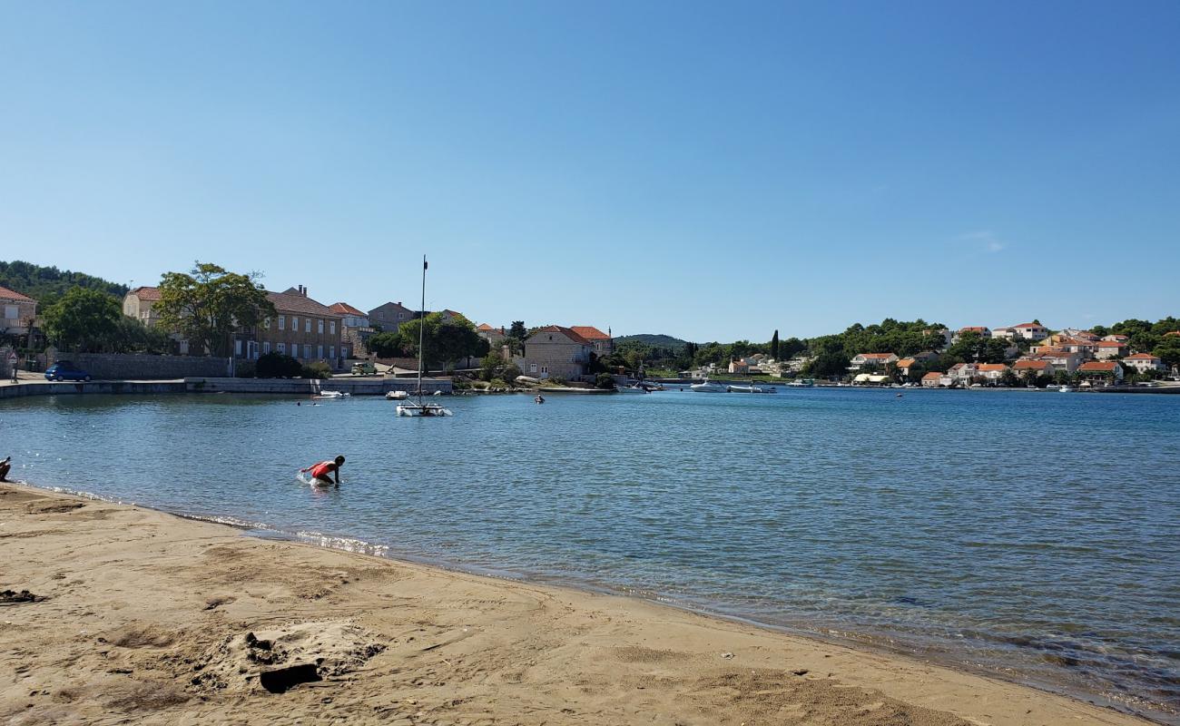 Tatinja beach'in fotoğrafı gri kum yüzey ile