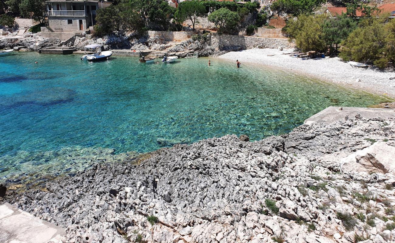 Rasohatica beach'in fotoğrafı beyaz çakıl taş yüzey ile