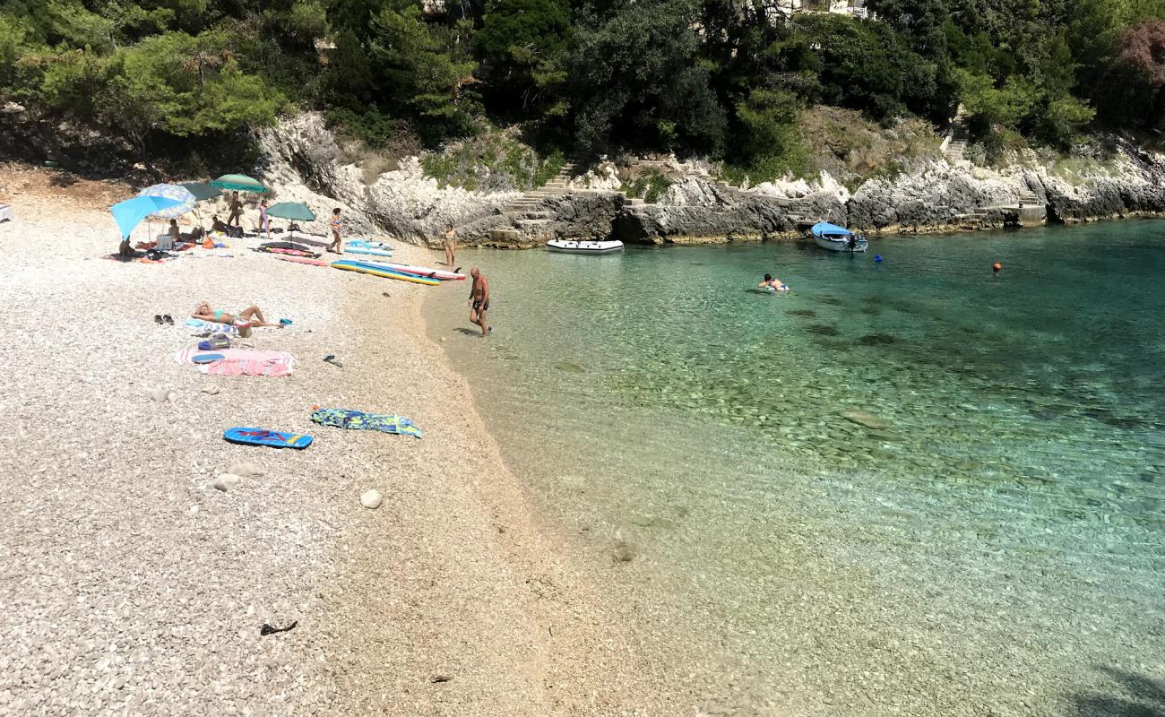 Bratinja Luka beach'in fotoğrafı beyaz çakıl taş yüzey ile