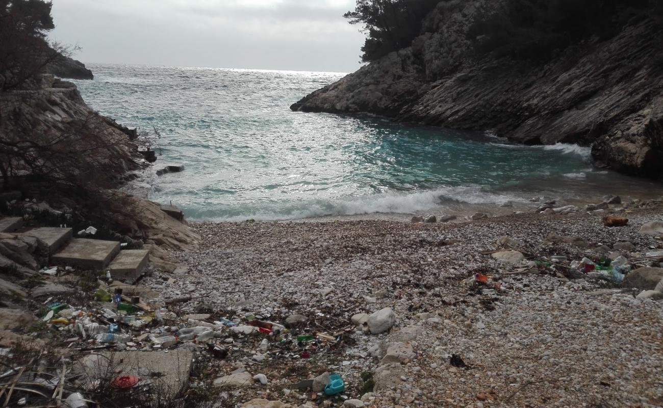 Pupnat beach'in fotoğrafı beyaz çakıl taş yüzey ile