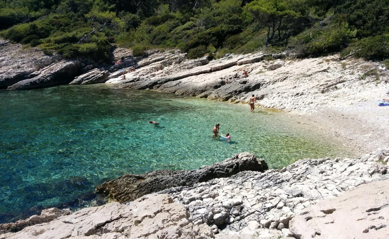 Jugo beach'in fotoğrafı beyaz çakıl taş yüzey ile