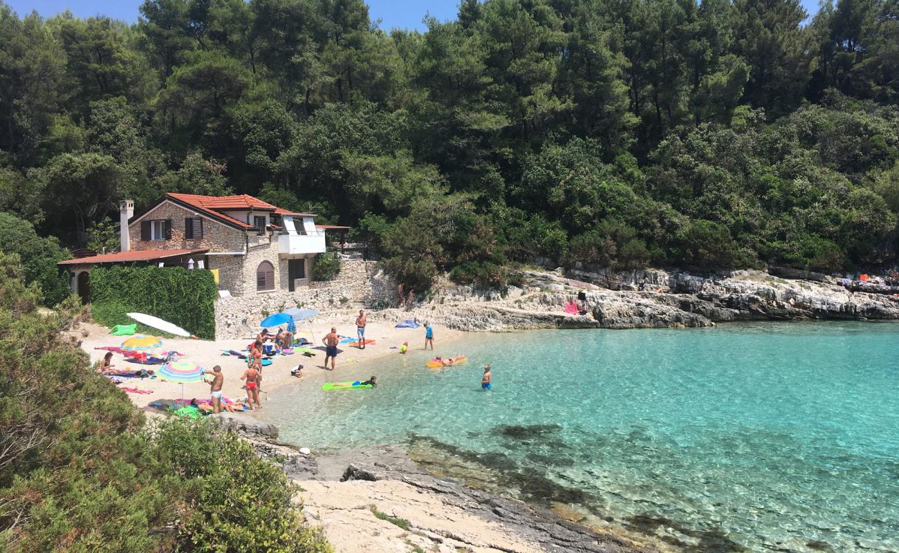Zitna beach'in fotoğrafı küçük bej çakıl yüzey ile