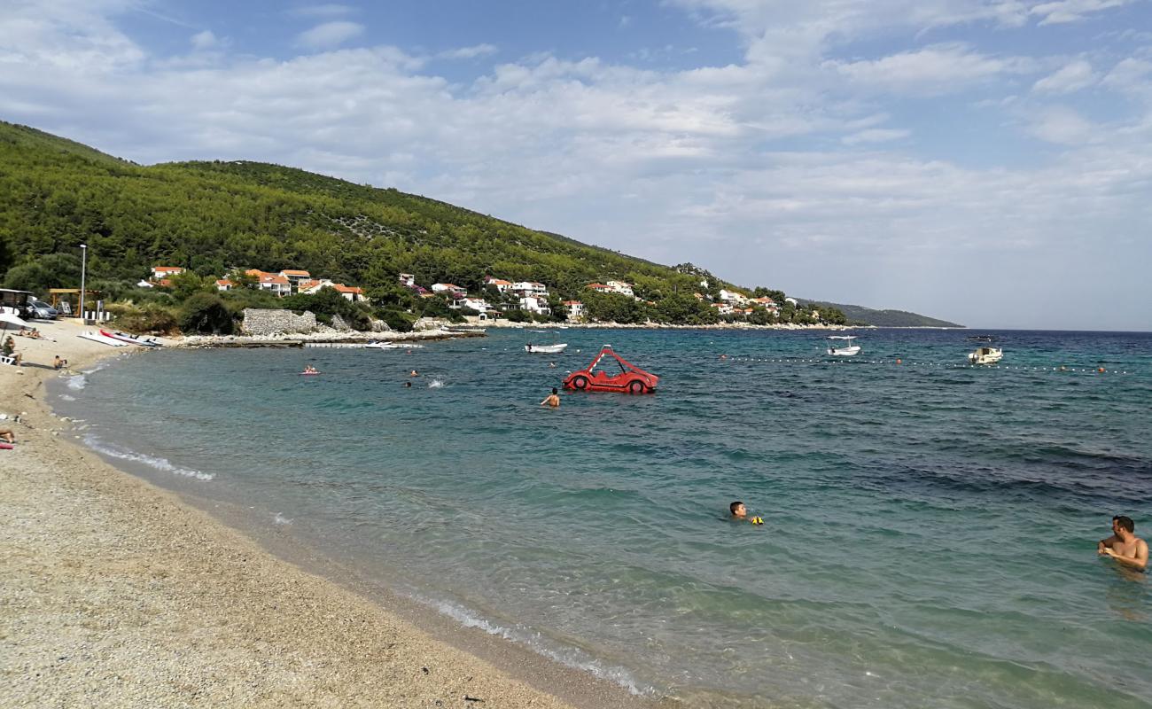 Vela Prizba beach'in fotoğrafı bej çakıl yüzey ile