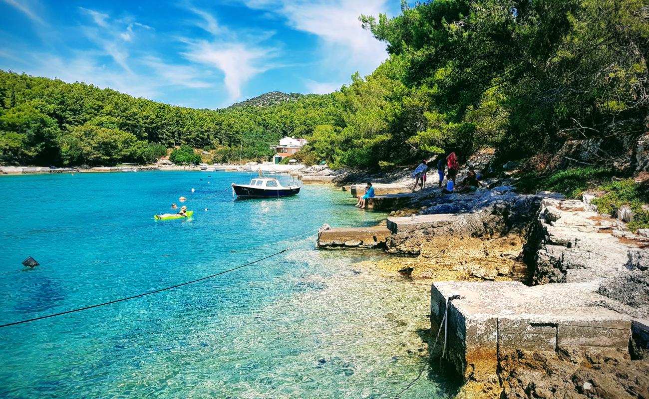 Slatina beach'in fotoğrafı hafif çakıl yüzey ile