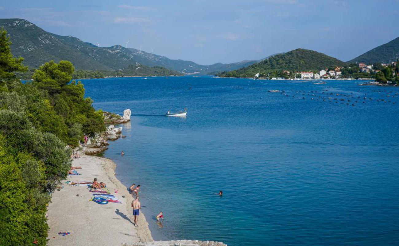 Ponta beach'in fotoğrafı hafif çakıl yüzey ile