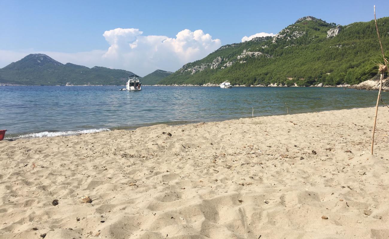 Olipa beach'in fotoğrafı parlak kum yüzey ile