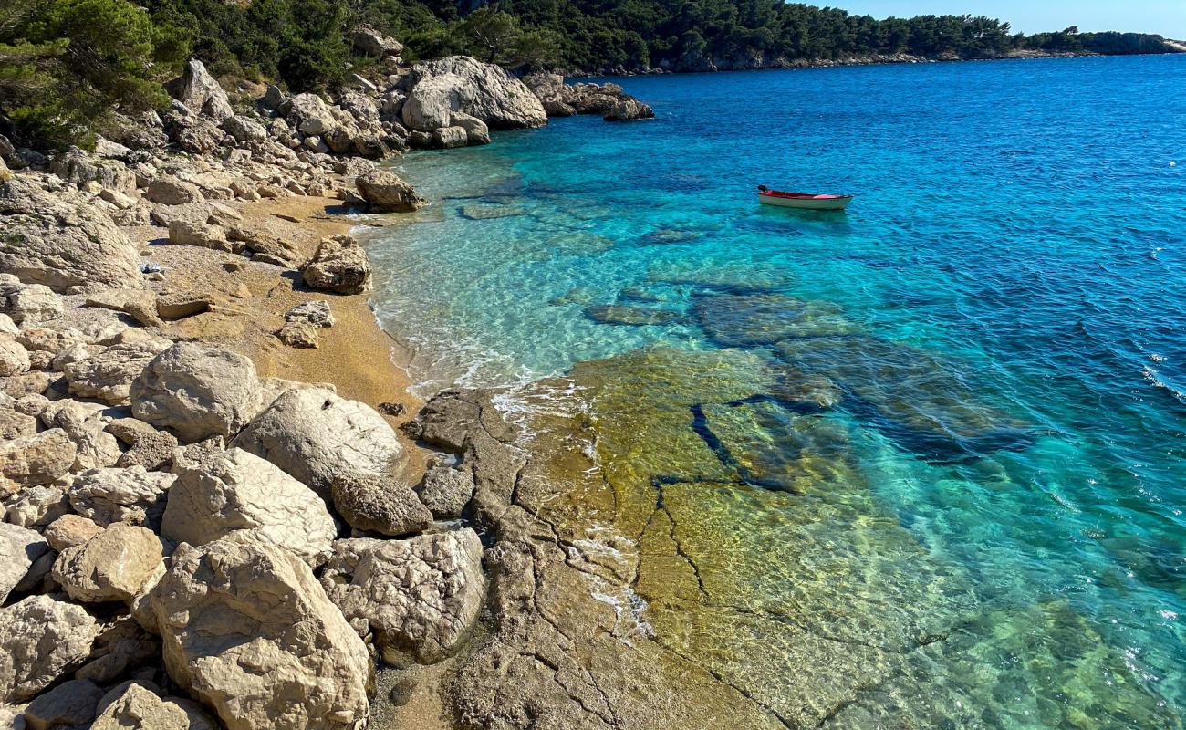 Zuljana beach'in fotoğrafı hafif ince çakıl taş yüzey ile