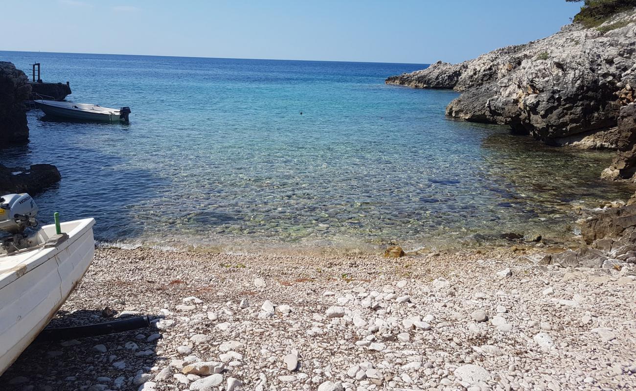 Kavala beach'in fotoğrafı beyaz çakıl taş yüzey ile