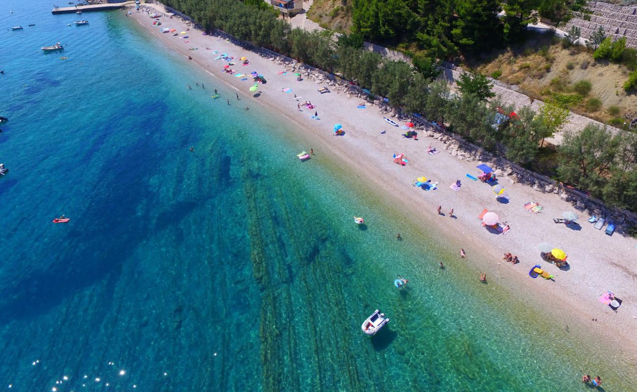 Camp Nevio beach'in fotoğrafı beyaz çakıl taş yüzey ile