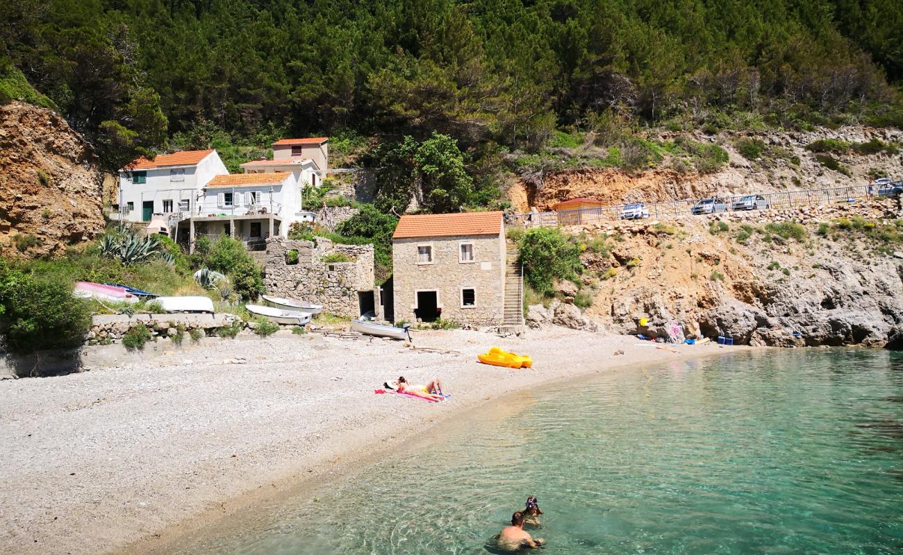 Sutmiljhoska beach'in fotoğrafı bej çakıl yüzey ile