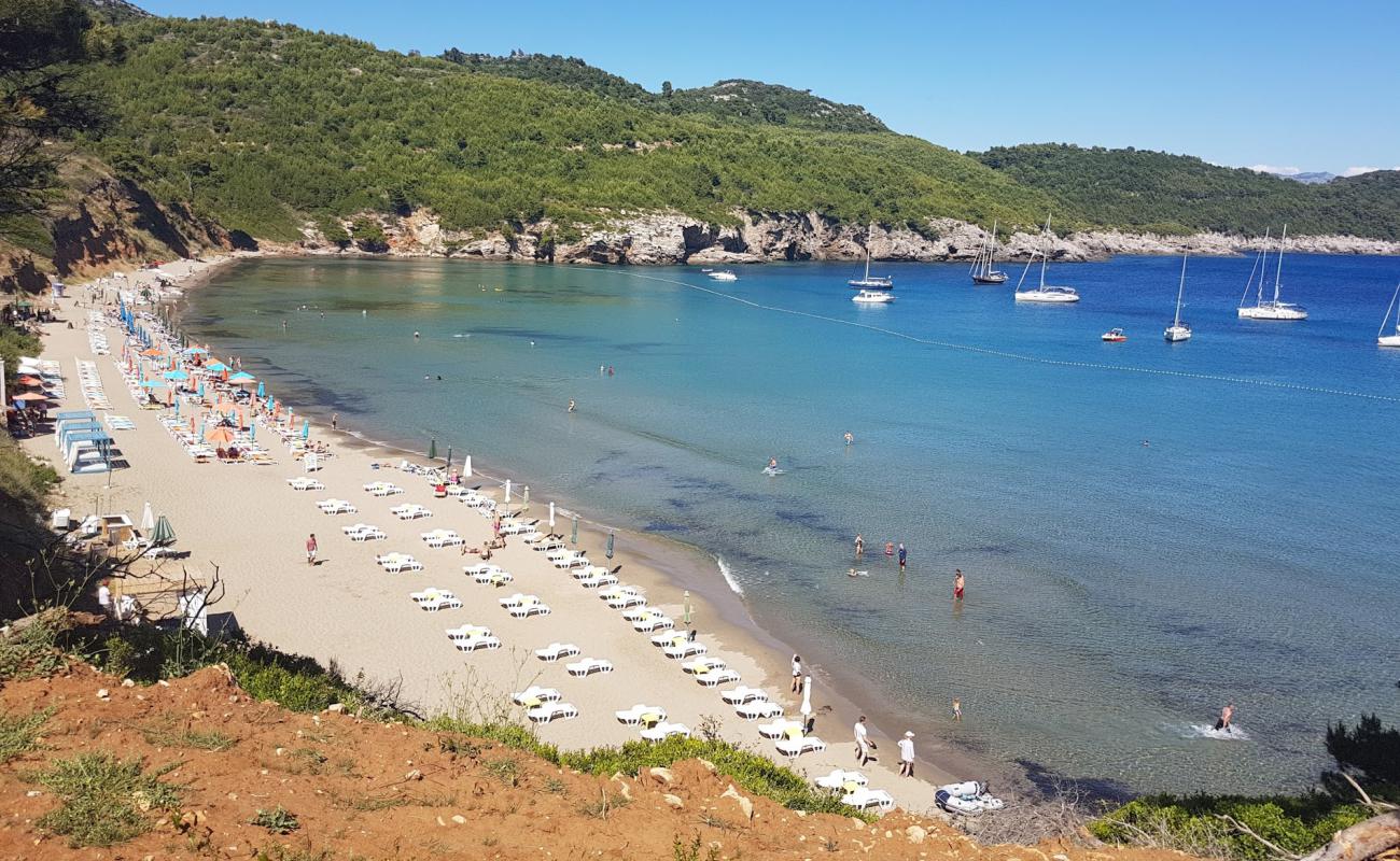 Sunj beach'in fotoğrafı gri kum yüzey ile