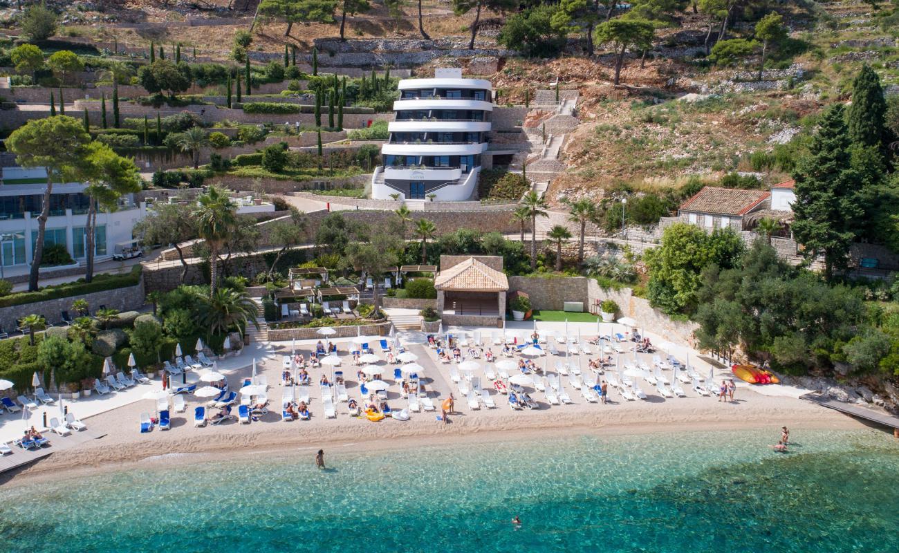 Otok Sipan II Plajı'in fotoğrafı hafif ince çakıl taş yüzey ile