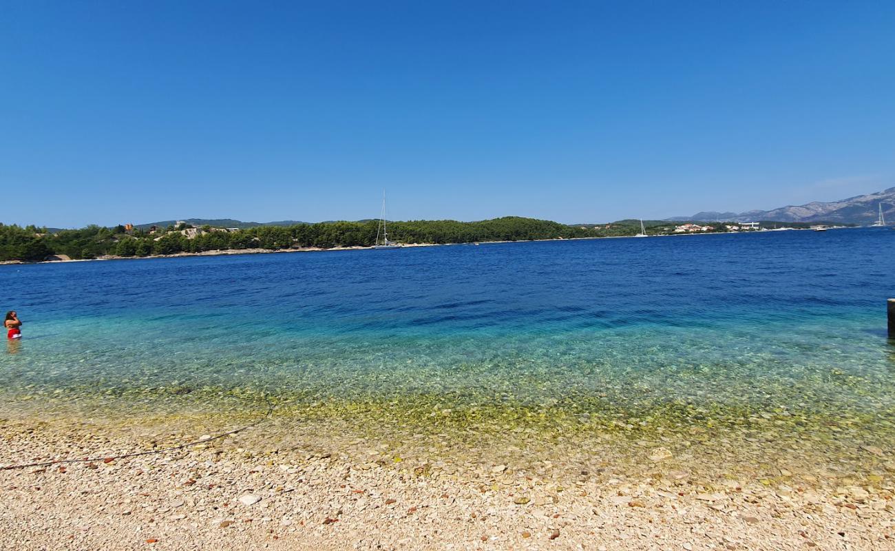 Otocic Vrnik'in fotoğrafı beyaz çakıl taş yüzey ile