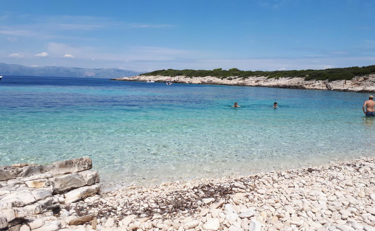 Uvala Bili Bok'in fotoğrafı beyaz çakıl taş yüzey ile