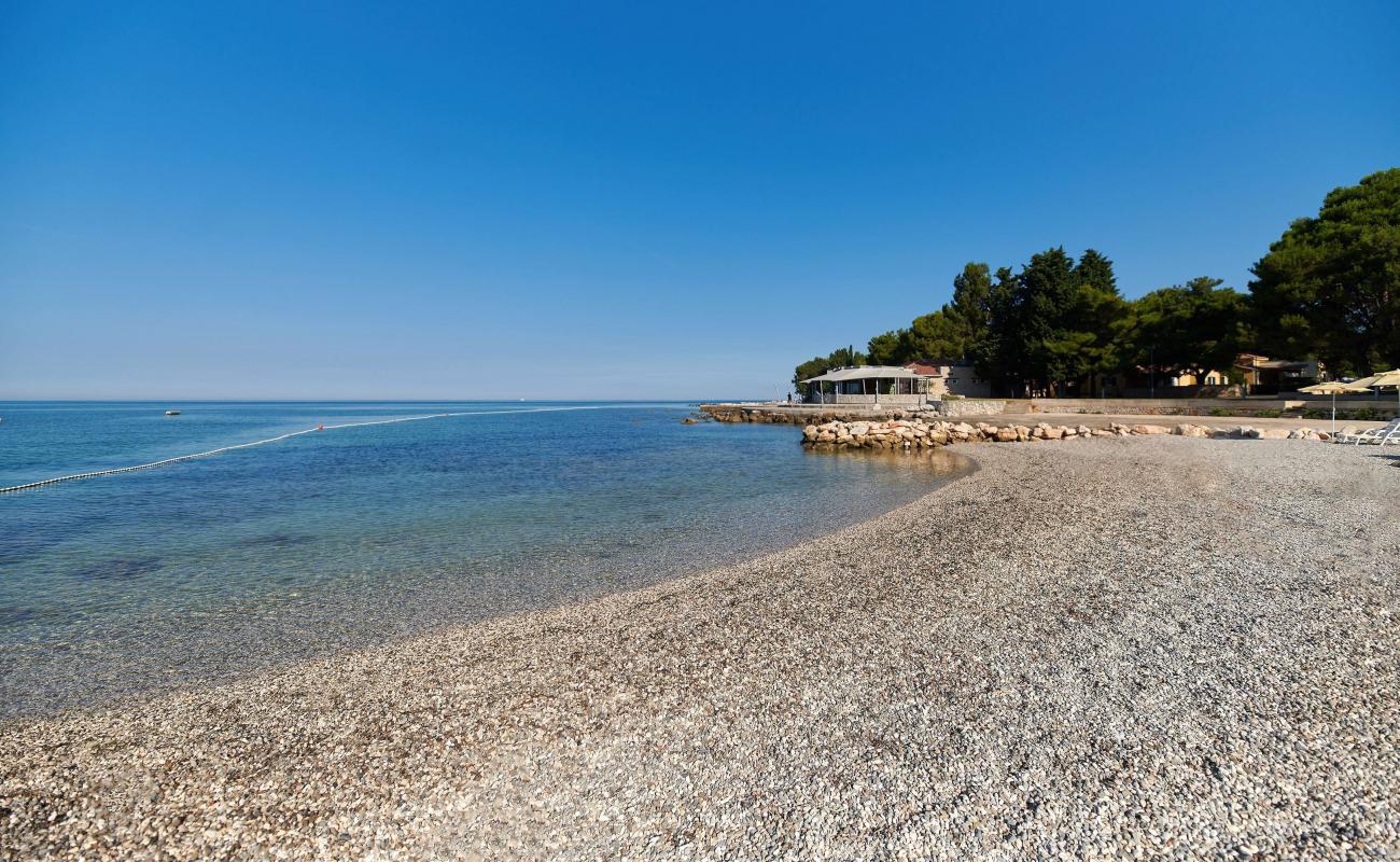 Istrian Villas Beach'in fotoğrafı küçük gri çakıllar yüzey ile