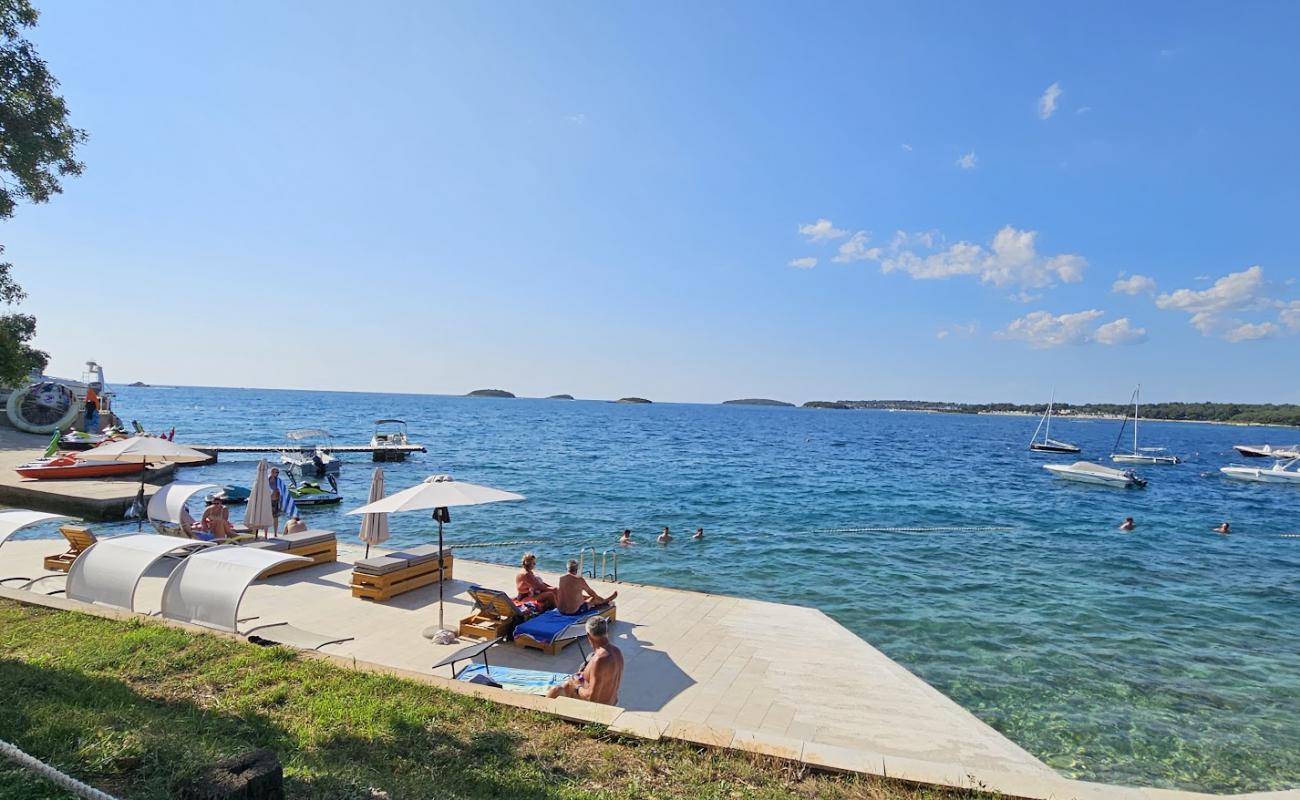 Vrsar City Beach'in fotoğrafı gri çakıl taşı yüzey ile