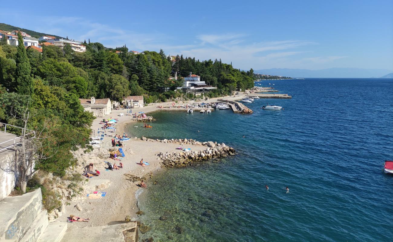 Plaza Pazdehova Dramalj'in fotoğrafı gri ince çakıl taş yüzey ile