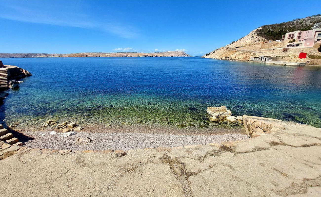 Jablanac Beach'in fotoğrafı gri ince çakıl taş yüzey ile