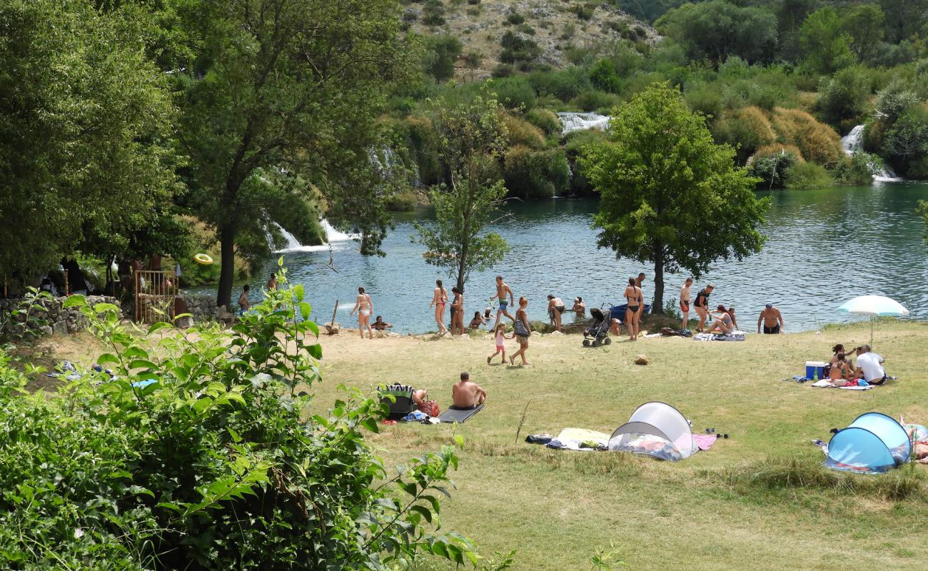 Zrmanja Beach'in fotoğrafı çim yüzey ile