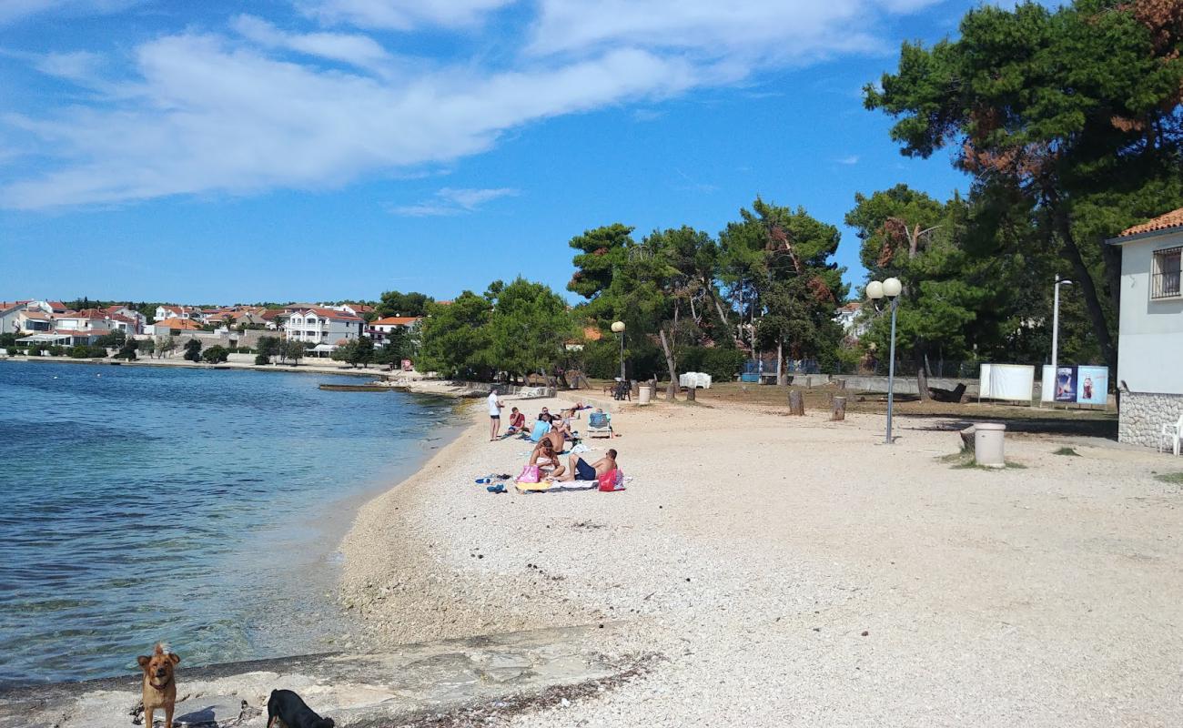 Mali Mlini Beach'in fotoğrafı gri çakıl taşı yüzey ile