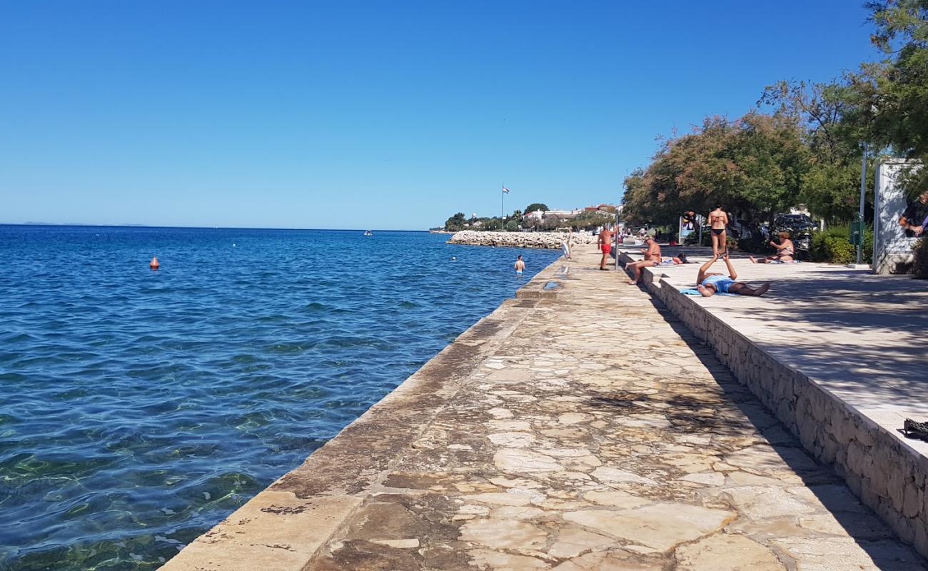 Diklo Village Beach'in fotoğrafı beton kapak yüzey ile