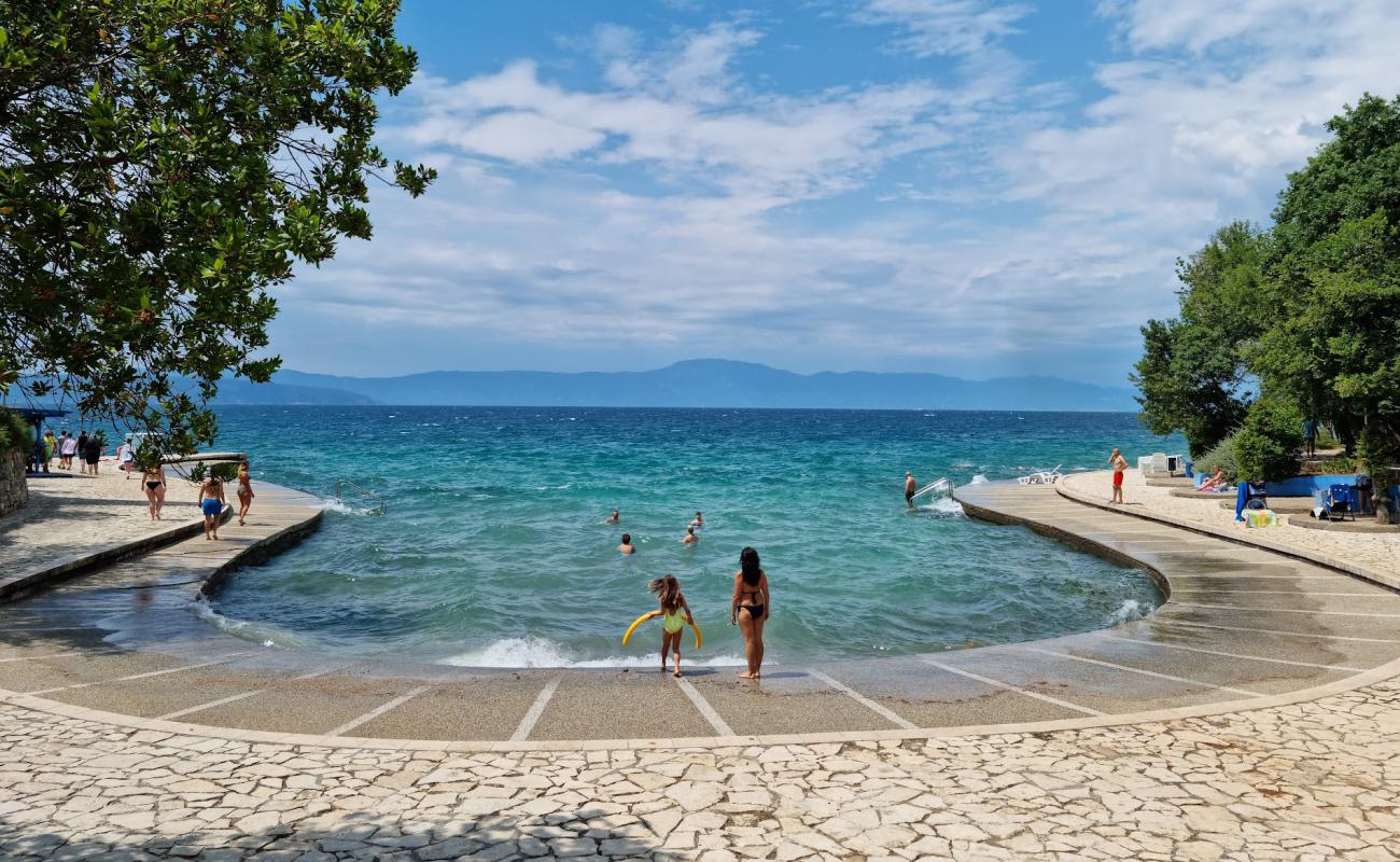 Haludovo Beach'in fotoğrafı beton kapak yüzey ile