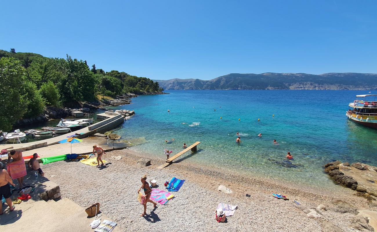 Glavotok Port Beach'in fotoğrafı gri ince çakıl taş yüzey ile