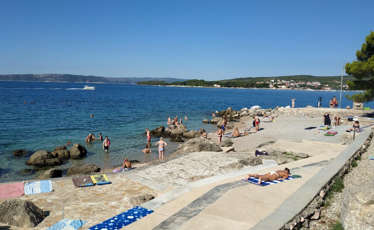 Koralj Beach'in fotoğrafı gri ince çakıl taş yüzey ile