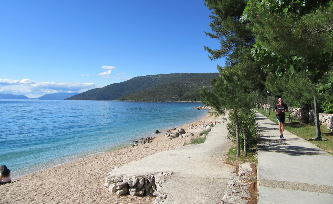 Grabar Beach'in fotoğrafı hafif ince çakıl taş yüzey ile