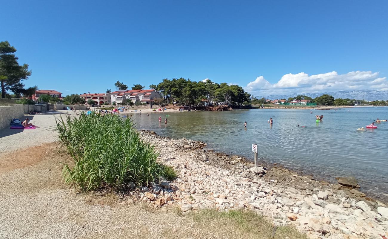 Plaza Sapavac'in fotoğrafı gri ince çakıl taş yüzey ile