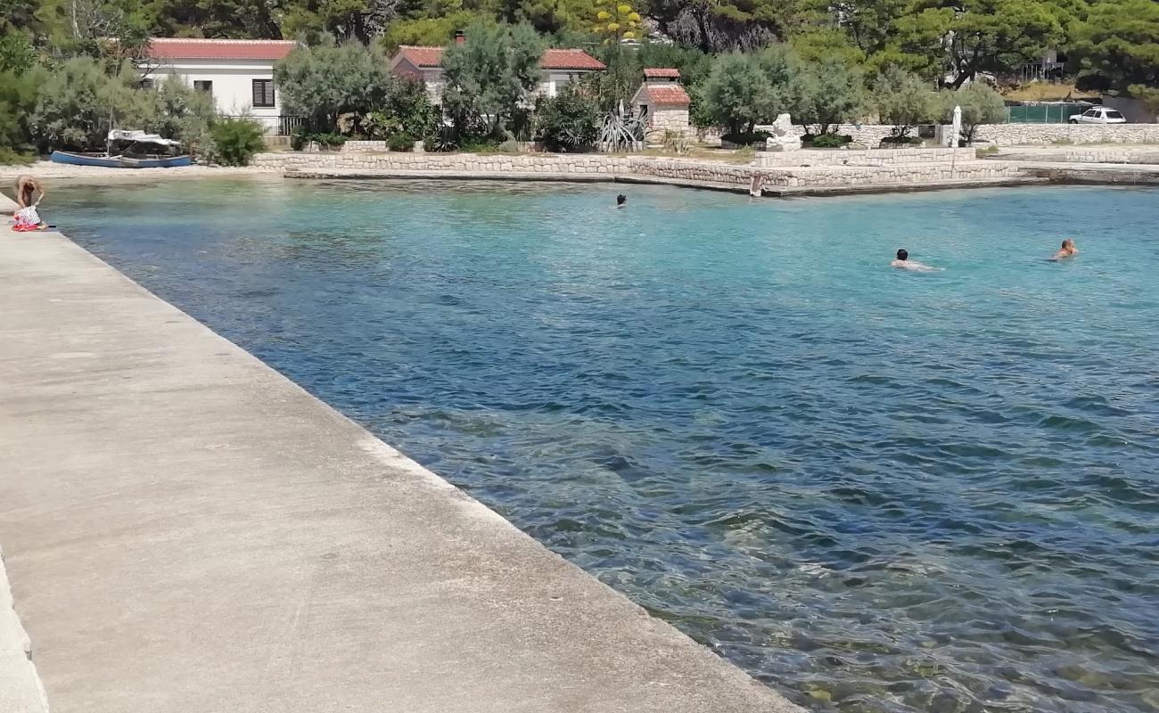 Camp Kosljun Beach'in fotoğrafı parlak kum ve kayalar yüzey ile