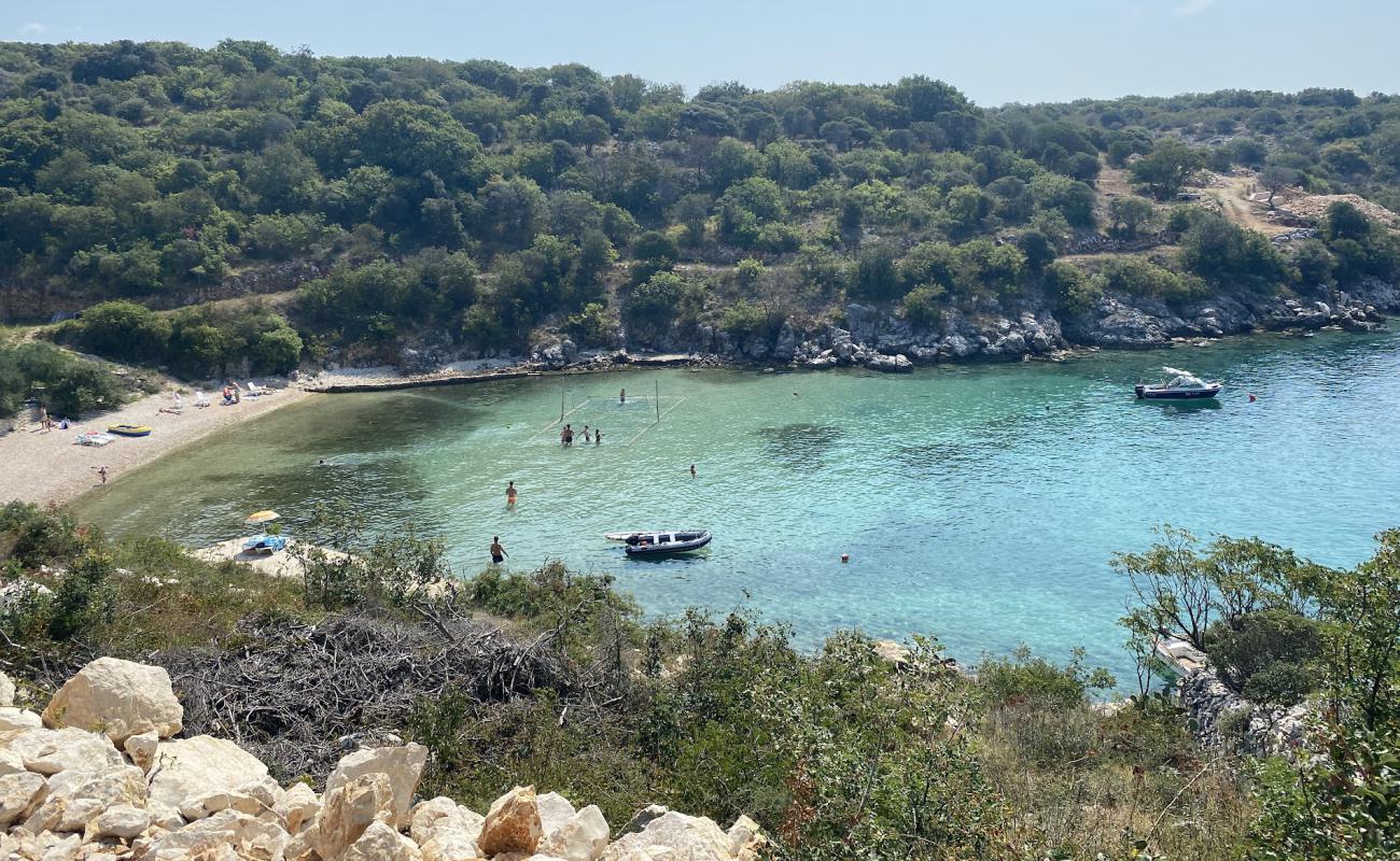 Dubac Beach'in fotoğrafı gri ince çakıl taş yüzey ile