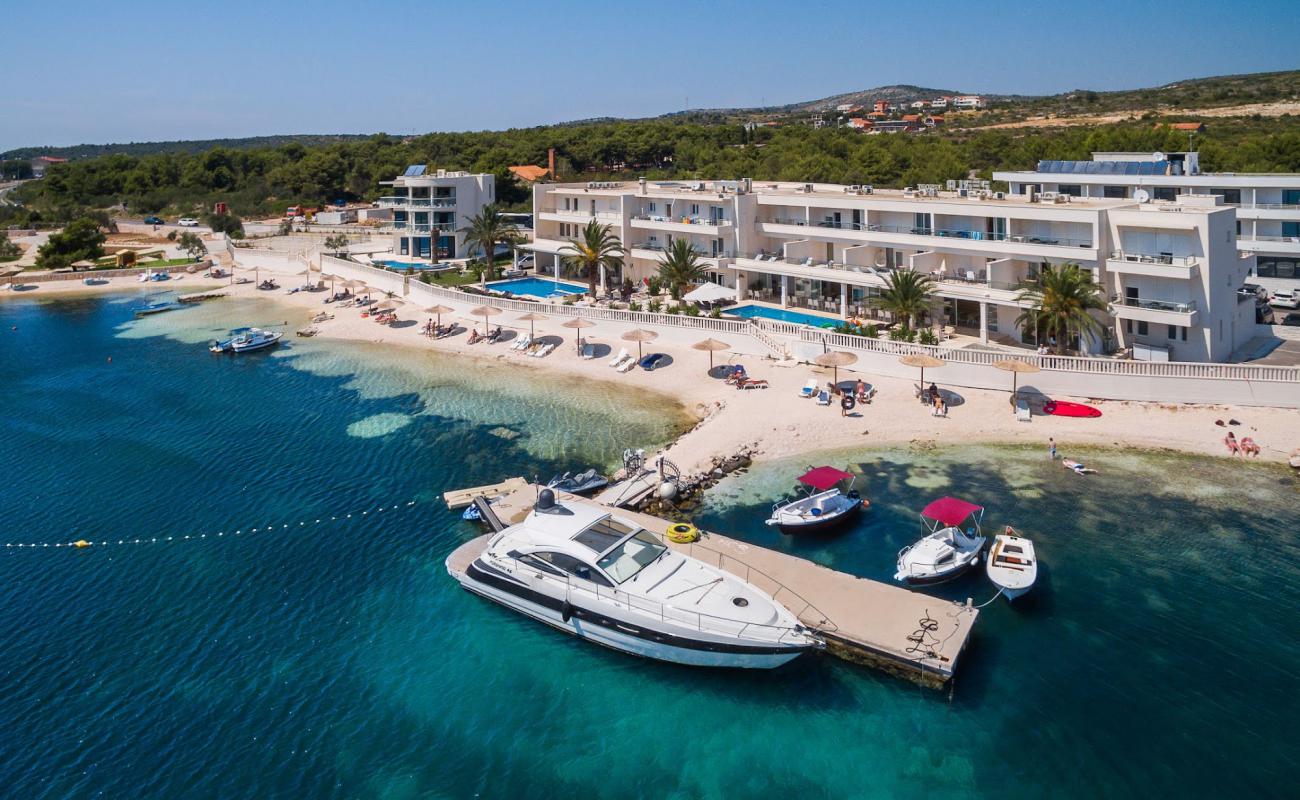 Perla Beach'in fotoğrafı hafif ince çakıl taş yüzey ile