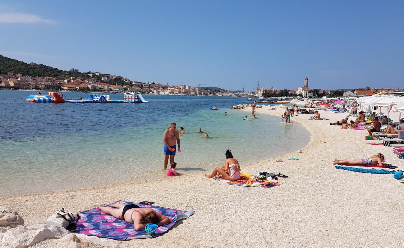 Gradska Plaza Trogir'in fotoğrafı hafif ince çakıl taş yüzey ile