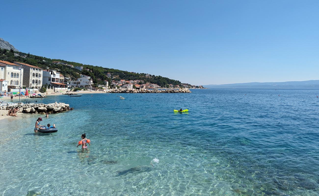Beach Suhi Potok'in fotoğrafı küçük bej çakıl yüzey ile