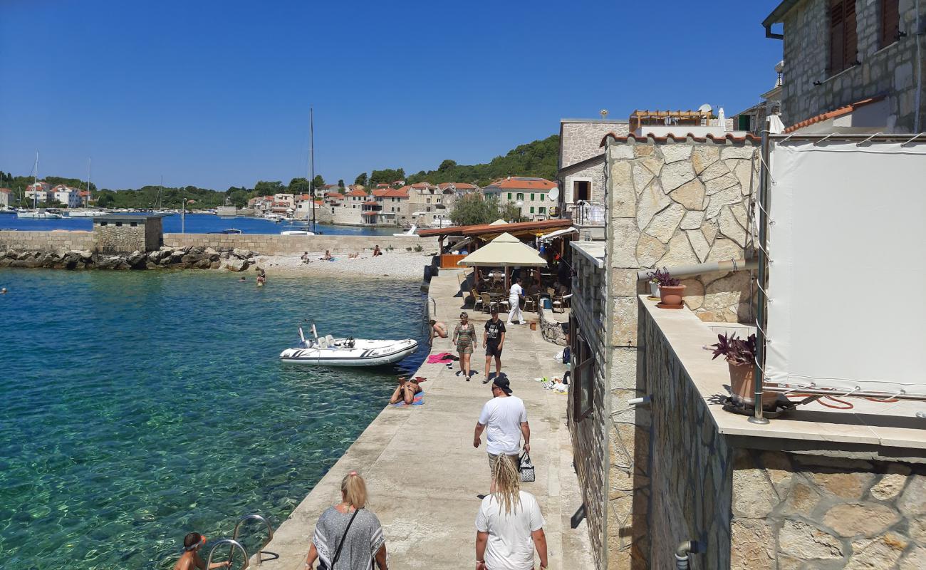 Prvis Luka Beach'in fotoğrafı beton kapak yüzey ile