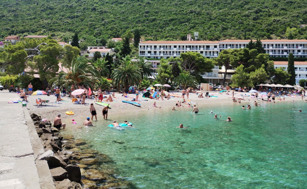 Pozora Beach'in fotoğrafı gri çakıl taşı yüzey ile