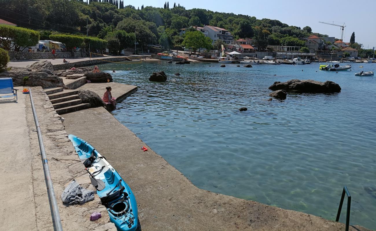 Mikas Molunat Beach'in fotoğrafı bej kum ve çakıl yüzey ile