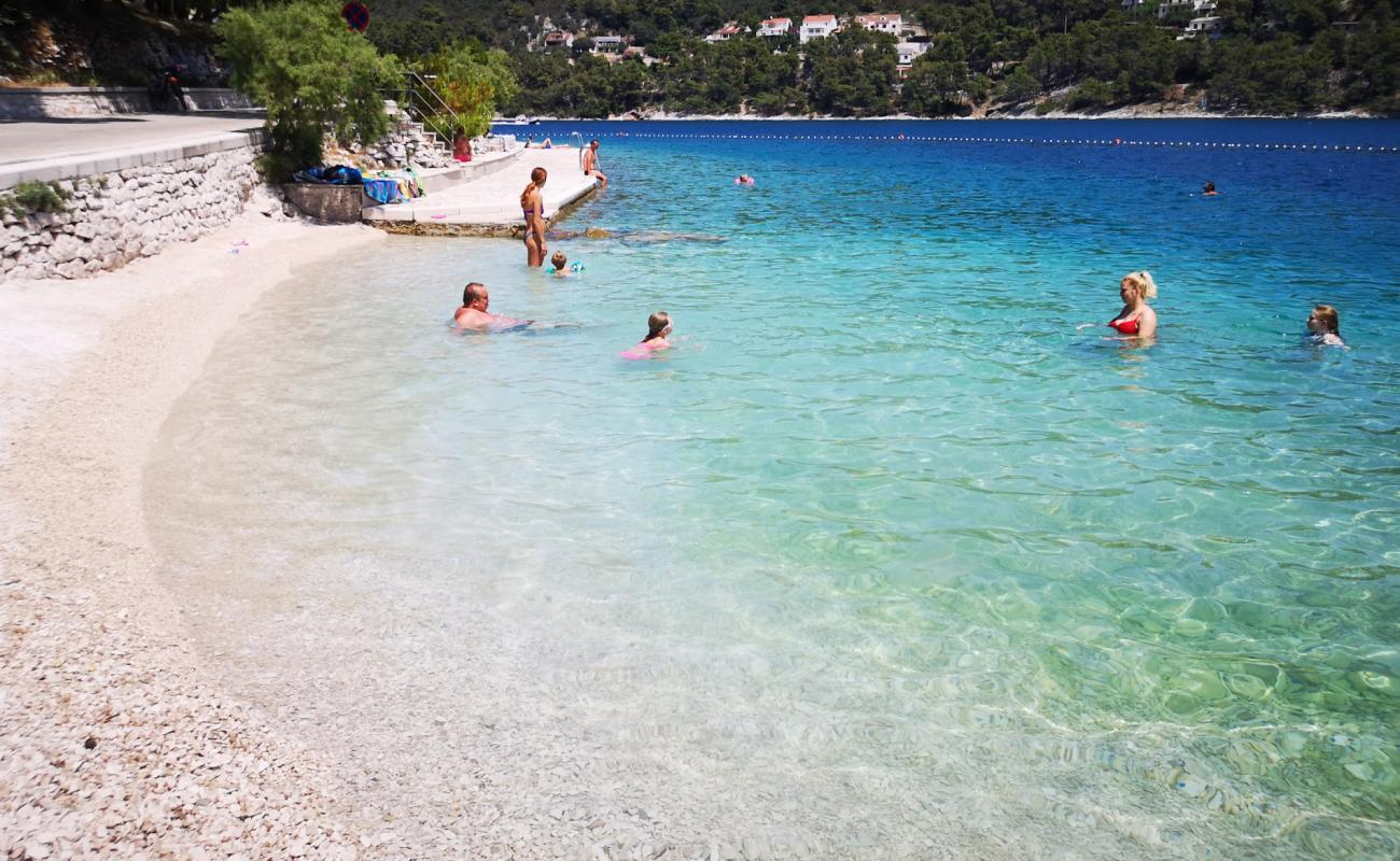 Sveti Rok Beach'in fotoğrafı küçük gri çakıllar yüzey ile