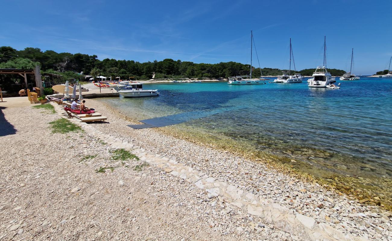 Tri Grede Bay'in fotoğrafı taşlar yüzey ile