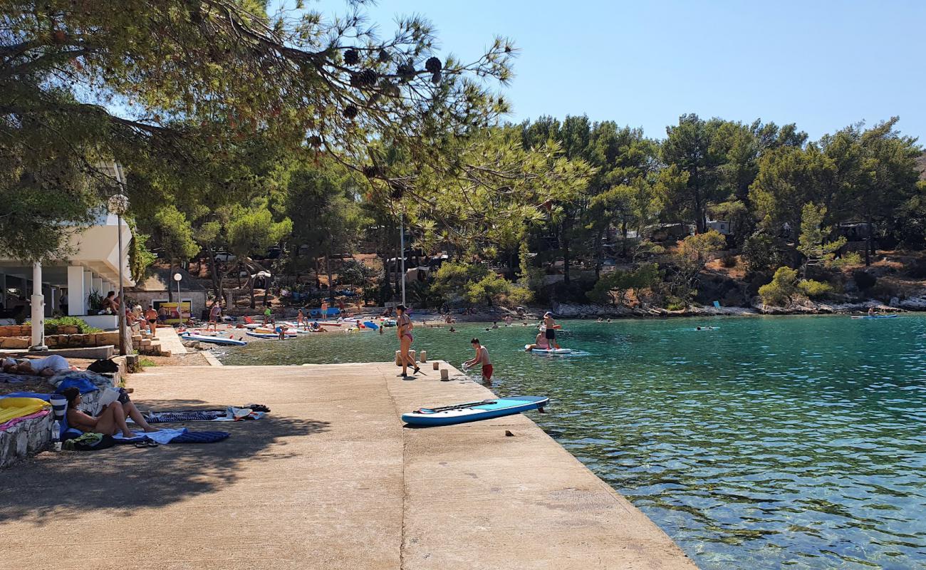 Vira Beach'in fotoğrafı hafif ince çakıl taş yüzey ile