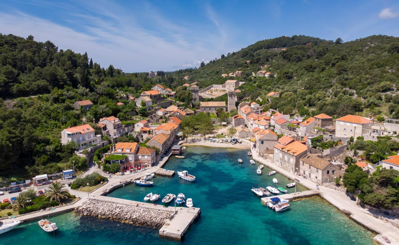 Port of Sudurad'in fotoğrafı taşlar yüzey ile