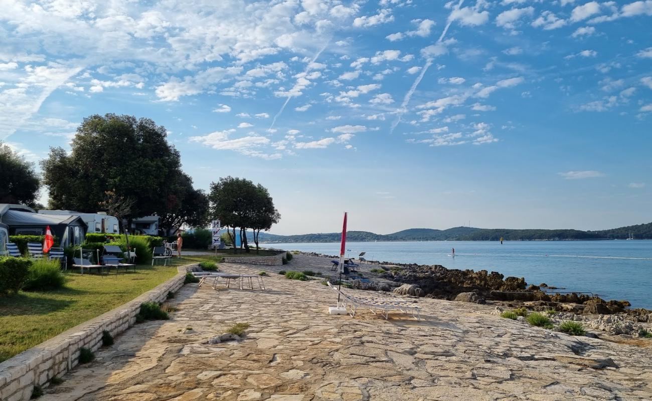 Fresh Corner Beach'in fotoğrafı taşlar yüzey ile