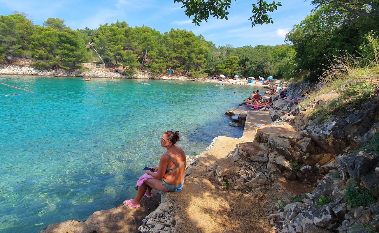 Plaza Pud Crikvu'in fotoğrafı gri ince çakıl taş yüzey ile