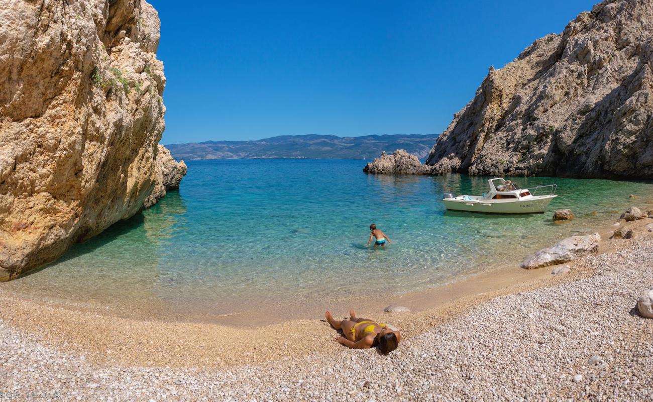 Uvala Jasenova'in fotoğrafı taşlar yüzey ile