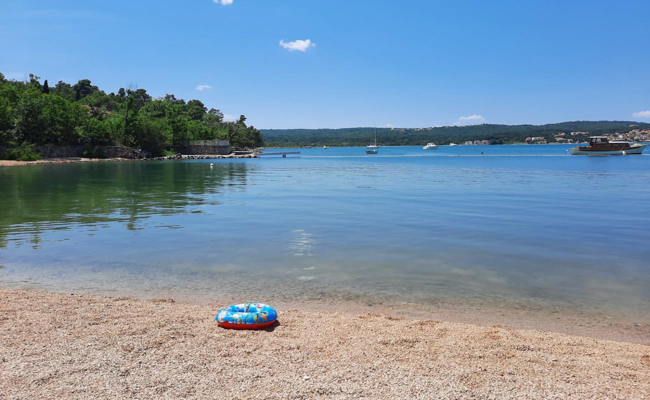 Slamni Beach'in fotoğrafı gri ince çakıl taş yüzey ile